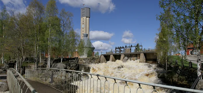 Koskimaisema ja pato.